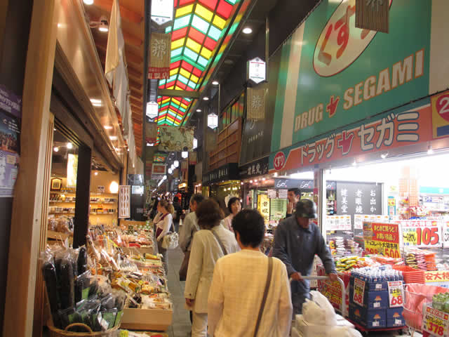 写真：錦市場の中の様子