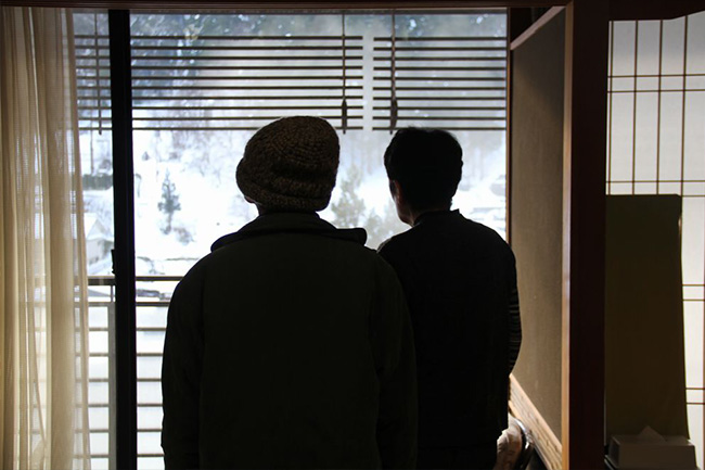 写真：窓の外を見るお二人