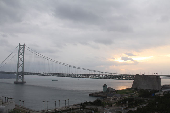 写真：ライトアップされた明石海峡大橋