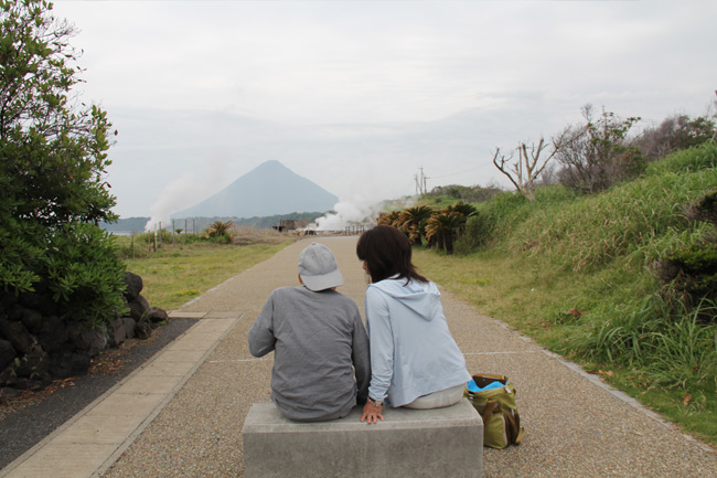 写真：開聞岳を見つめるお客様の背中