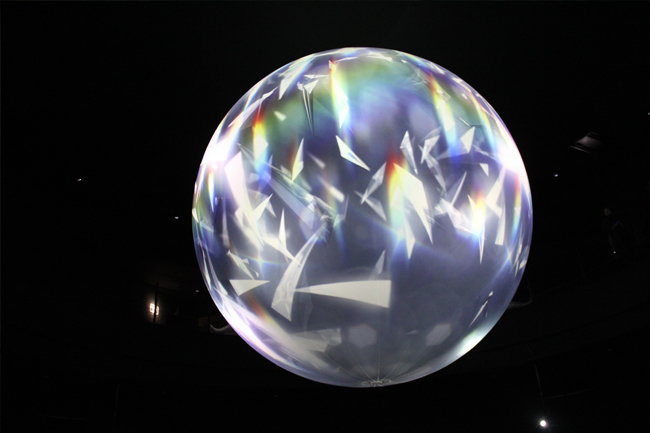 写真：館内にある直径5メートルの球体。光のアート空間となっている。