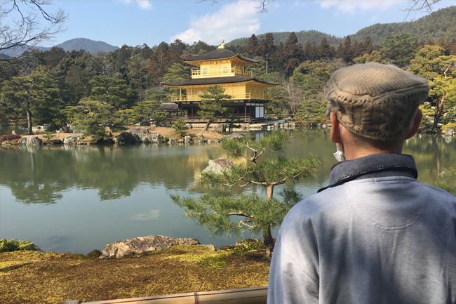 写真：お客さまの背中越しの西本願寺