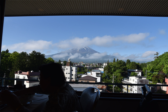 写真：いよいよ顔を出した富士山