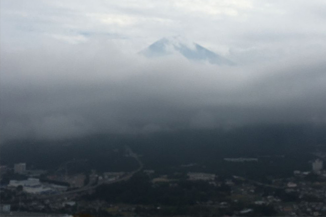 写真：雲の向こうにうっすらと見える富士山
