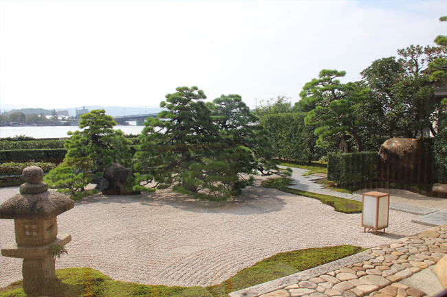 写真：整えられた日本庭園