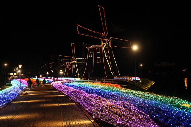 写真：虹色の道とイルミネーションで飾られた風車