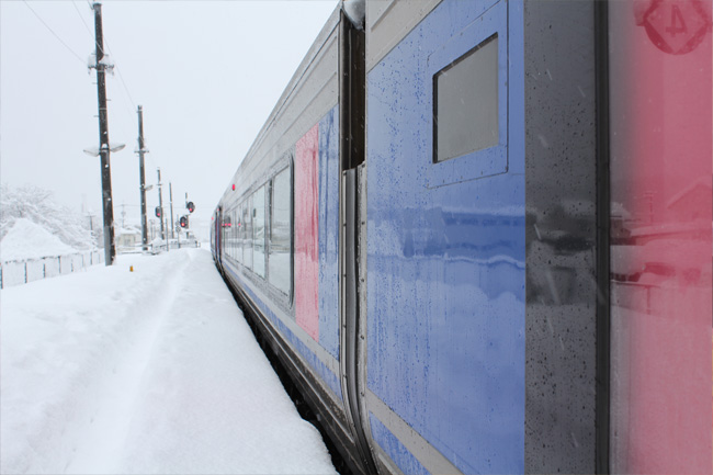 写真：雪の中を進む列車