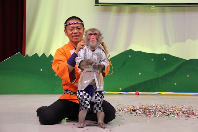 写真：演者さんとお猿さん
