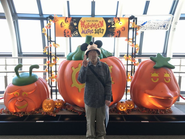 写真：大きなかぼちゃの前で記念撮影