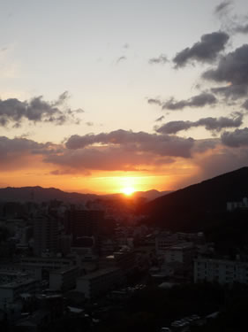 写真：大きな山から太陽が昇る