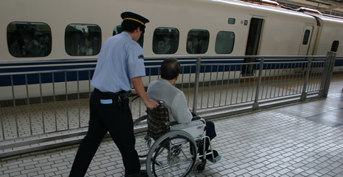 写真：駅員さんに手伝ってもらい新幹線に乗車
