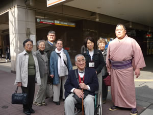 写真：お相撲さんと記念撮影