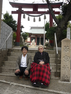 写真：若宮神社前で記念撮影