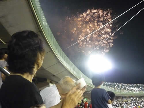 写真：球場に上がる花火