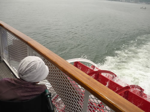 写真：船上から琵琶湖を眺めるお客様
