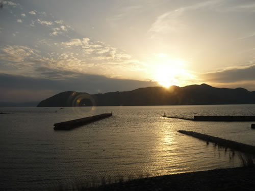 写真：琵琶湖に広がるキラキラ光る夕日
