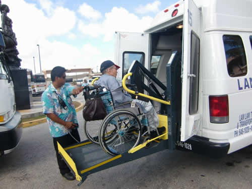 写真：グアムの介護タクシー。車いすごと乗車できます。
