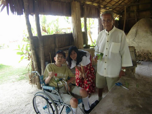 写真：農村に住むグアムの人たちと記念撮影