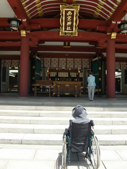写真：西宮神社で手を合わせる