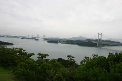 写真：鷲羽山の展望台から瀬戸大橋を見下ろす。
