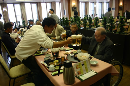 写真：団体旅行の楽しみはビールの乾杯