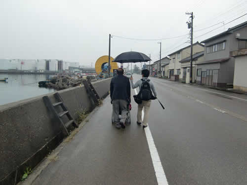 写真：富山の町をエスコートヘルパーと歩く。外は残念ながらの雨