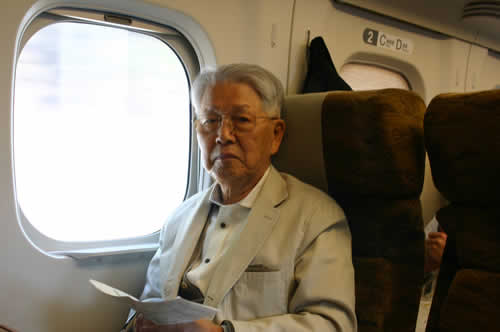 写真：九州新幹線で読書中のFさん
