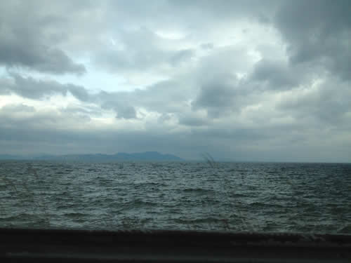 写真：車窓から琵琶湖をみる