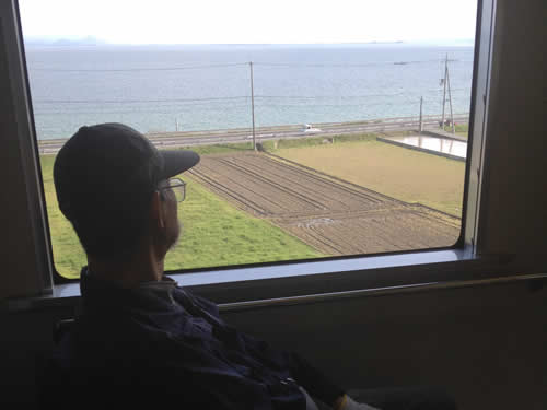 写真：琵琶湖を眺めるお客様