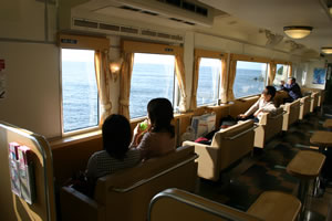 写真：青海島観光汽船の船内風景。日光がきれいに入る。